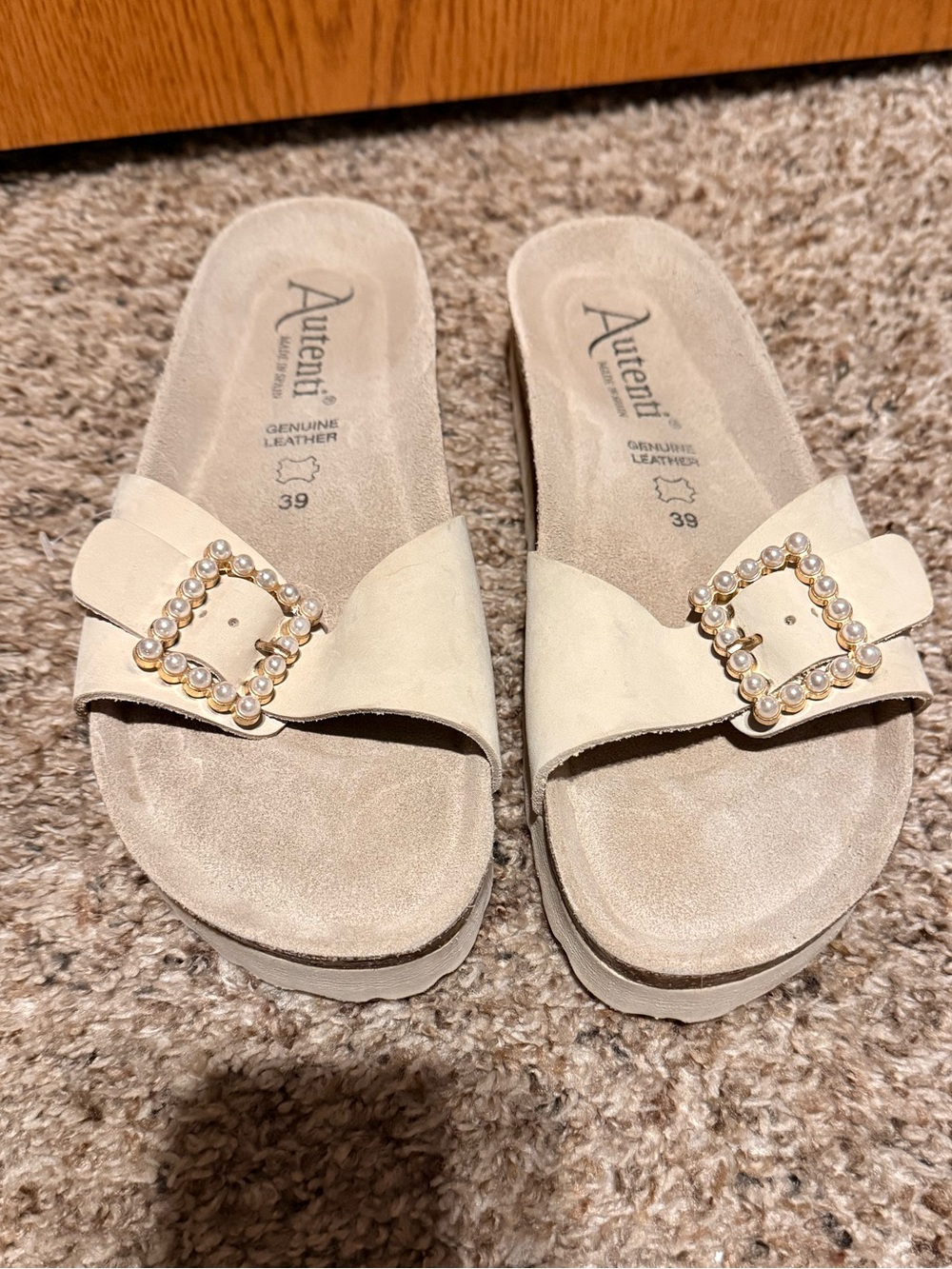 Autenti Cream Pearl Buckle Slide Sandals